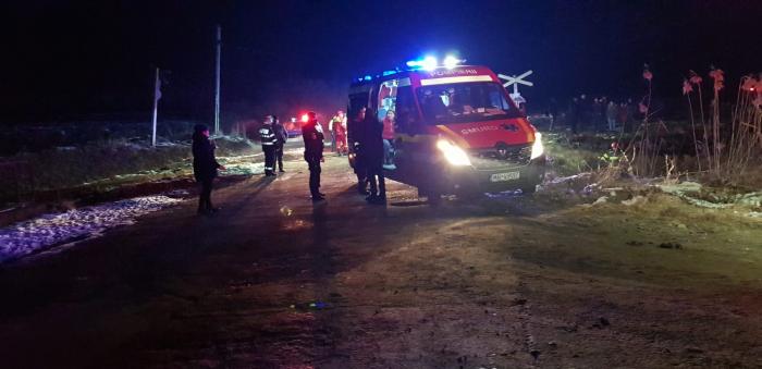 Doi copii de 13 și 15 ani au murit într-o mașină spulberată de tren, în Bistrița-Năsăud. Șoferul și un alt bărbat au fost găsiți în stare de șoc