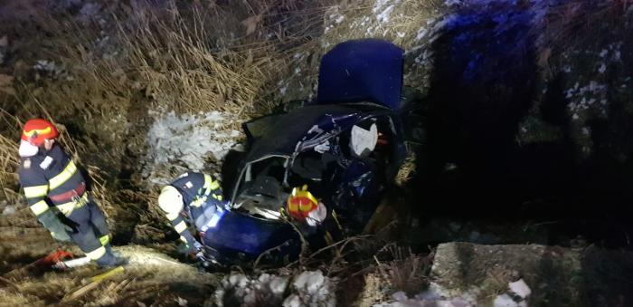 Doi copii de 13 și 15 ani au murit într-o mașină spulberată de tren, în Bistrița-Năsăud. Șoferul și un alt bărbat au fost găsiți în stare de șoc