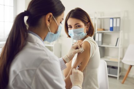 O mare companie le va cere angajaţilor să prezinte dovada vaccinării şi cu doza de rapel