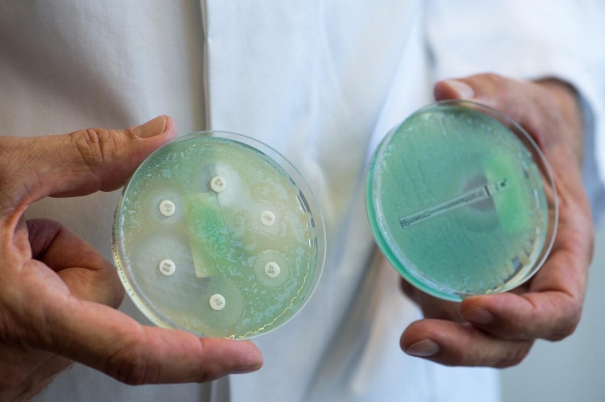 Cazul pacienților infectați cu bacilul piocianic la Miercurea Ciuc: Sala de operații a fost închisă, spitalul spune că bacteria nu vine din spital