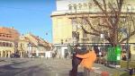 Polițist local filmat când lovește un bărbat pe stradă, în Sibiu. Victima cade la pământ VIDEO