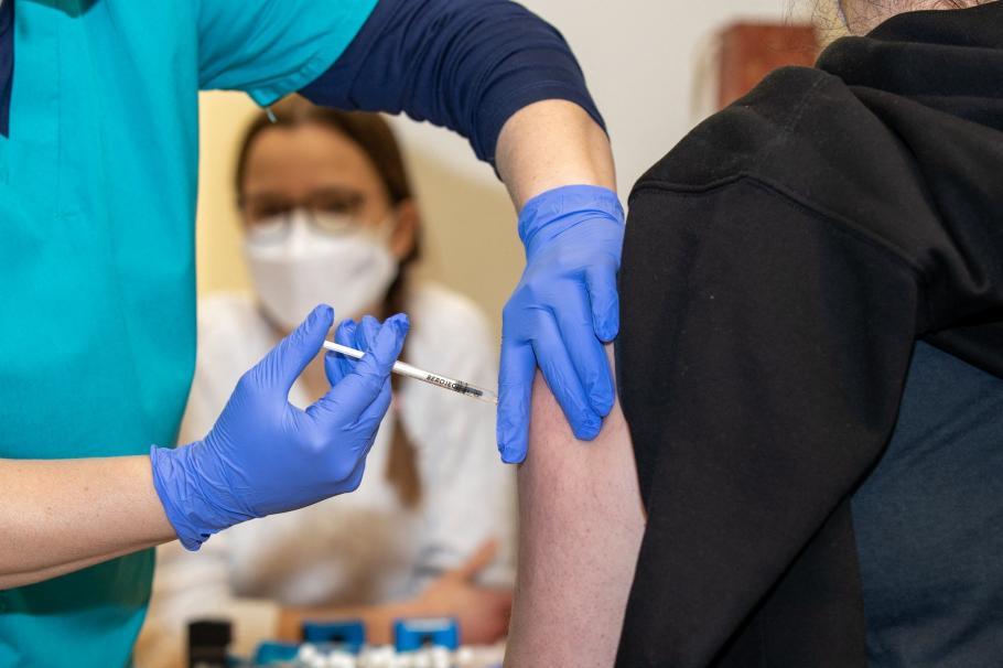 Moderna lucrează la un vaccin care ar putea combate trei virusuri, inclusiv COVID. Când ar putea fi lansat Moderna lucrează la un vaccin care ar putea combate trei virusuri, inclusiv COVID. Când ar putea fi lansat