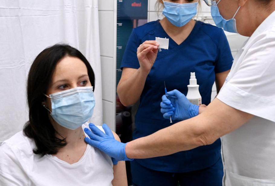 STUDIU. A patra doză de vaccin nu e suficientă pentru a preveni infectarea cu varianta Omicron STUDIU. A patra doză de vaccin nu e suficientă pentru a preveni infectarea cu varianta Omicron