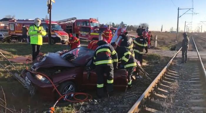Doi tineri, soț și soție, uciși de tren în Galați. Mașina lor a fost spulberată la o trecere de cale ferată din Şendreni