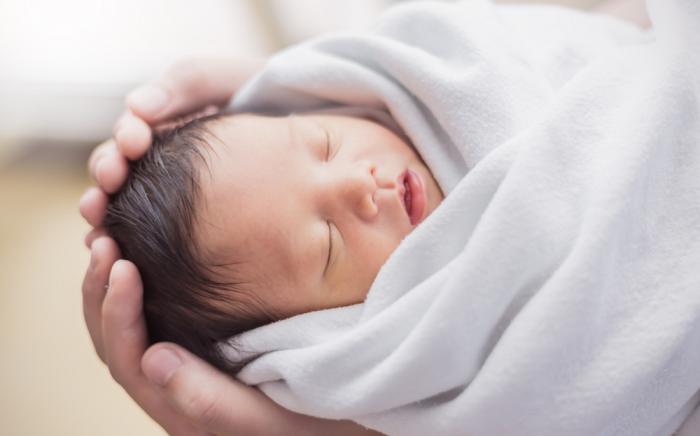 Un bebeluş de trei săptămâni din Suceava a murit, după ce s-a înecat cu lapte matern