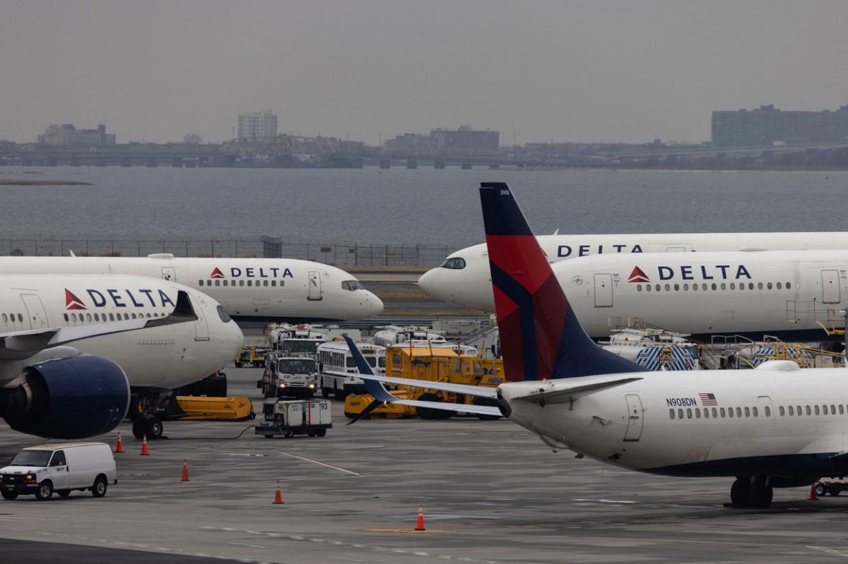 Companiile aeriene îi cer lui Biden să ia măsuri pentru evitarea "haosului" care va urma după introducerea tehnologiei 5G în apropierea aeroporturilor Companiile aeriene îi cer lui Biden să ia măsuri pentru evitarea "haosului" care va urma după introducerea tehnologiei 5G în apropierea aeroporturilor
