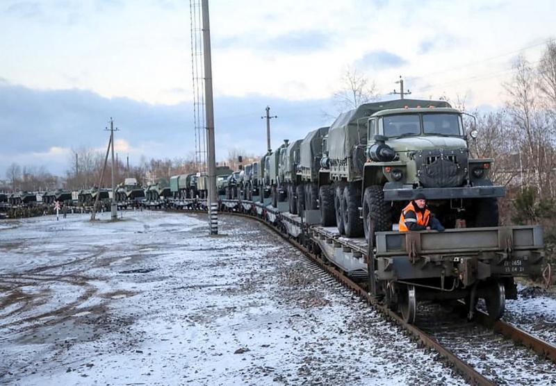 Trenuri siberiene pline cu soldați s-ar îndrepta spre Ucraina Trenuri siberiene pline cu soldați s-ar îndrepta spre Ucraina