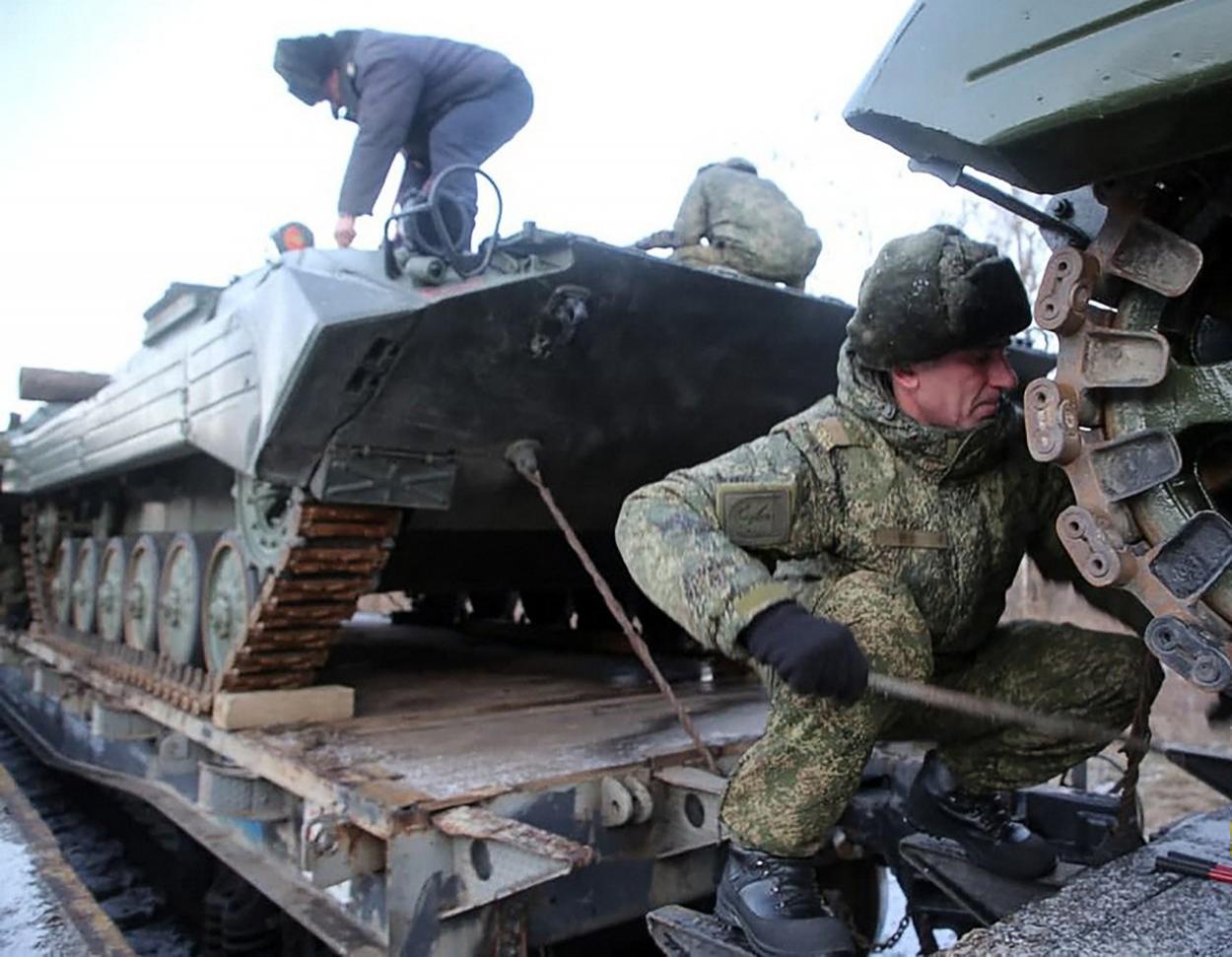 Trenuri siberiene pline cu soldați s-ar îndrepta spre Ucraina
