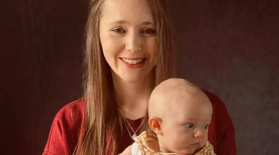 "Tot aștept să o văd intrând pe ușă". O tânără mămică din UK s-a sinucis în ziua de Crăciun, după ce și-a lăsat bebelușul în grija bonei