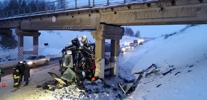 Cinci oameni au murit şi alţi 21 sunt răniţi în urma unui grav accident produs în Rusia. Autocarul a lovit un pilon de pod | VIDEO