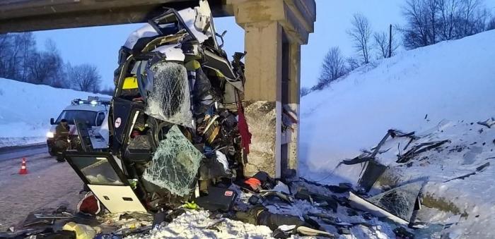 Cinci oameni au murit şi alţi 21 sunt răniţi în urma unui grav accident produs în Rusia. Autocarul a lovit un pilon de pod - VIDEO