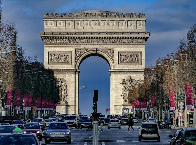 Scandal uriaș la Paris, după arborarea drapelului Uniunii Europene la Arcul de Triumf. ”Macron nu iubește Franța!”