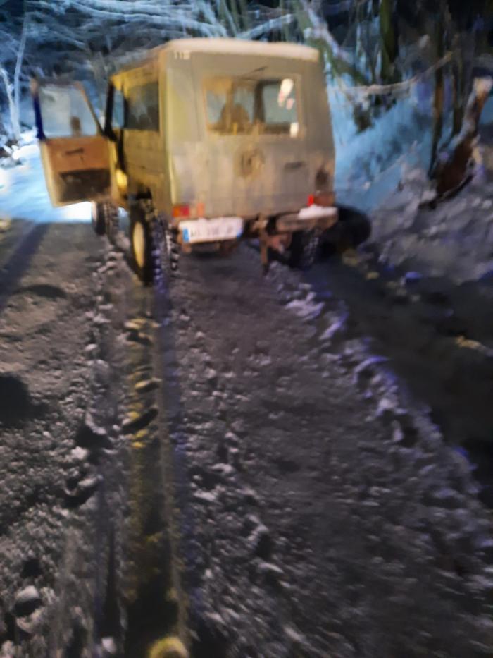 Un tânăr a murit după ce s-a dat pe zăpadă cu colacul tras de maşină. Inconștiență fatală pe un drum din Oaș