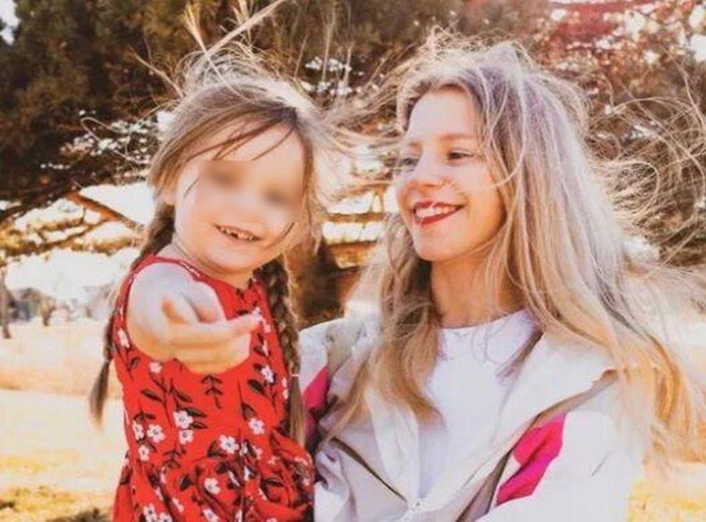 Mamă găsită bătută până la moarte și fiica ei de 4 ani zăcând inconștientă, în casa lor din Kansas City, la 12 ore după ce a sunat la 911
