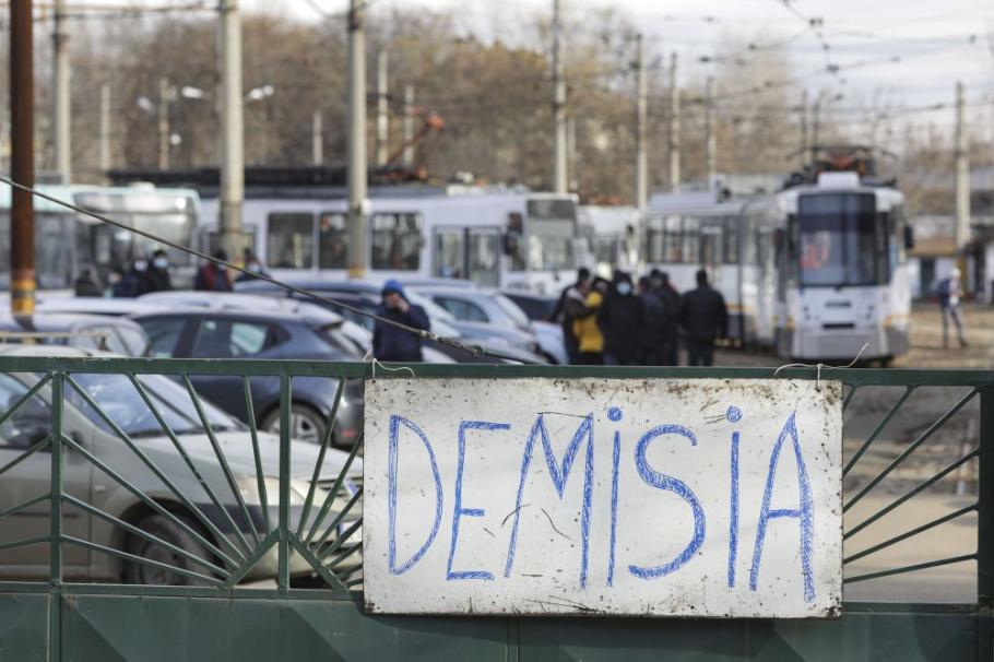 Instanţa a decis definitiv: Greva STB este ilegală şi trebuie să înceteze. Călătorii au de suferit: "Noi plătim abonamente, să le fie ruşine" Instanţa a decis definitiv: Greva STB este ilegală şi trebuie să înceteze. Călătorii au de suferit: "Noi plătim abonamente, să le fie ruşine"
