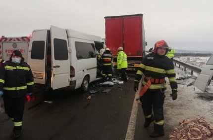 Impact violent între un microbuz şi un TIR, pe centura Caransebeşului. Cinci ambulanţe, solicitate pentru a prelua răniţii: o persoană a murit