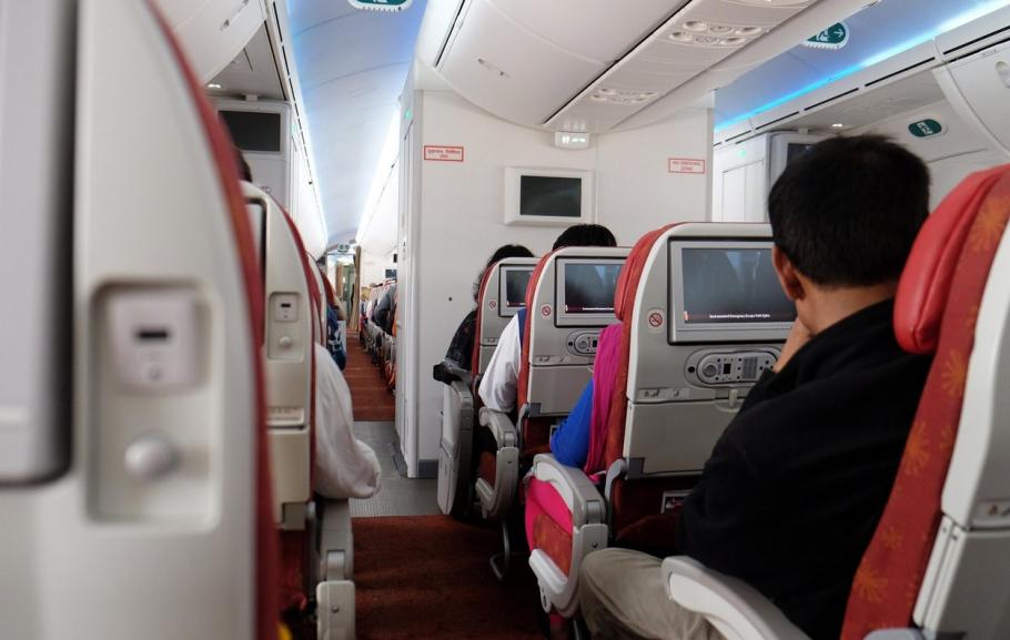 Motivul pentru care un irlandez şi-a dat pantalonii jos în avion. El riscă acum 20 de ani de închisoare Motivul pentru care un irlandez şi-a dat pantalonii jos în avion. El riscă acum 20 de ani de închisoare