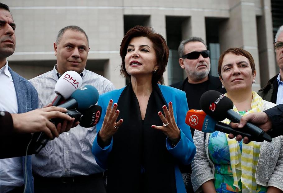 O jurnalistă celebră din Turcia a fost arestată sub acuzaţia că l-a insultat pe preşedintele Erdogan. Ce a spus femeia O jurnalistă celebră din Turcia a fost arestată sub acuzaţia că l-a insultat pe preşedintele Erdogan. Ce a spus femeia