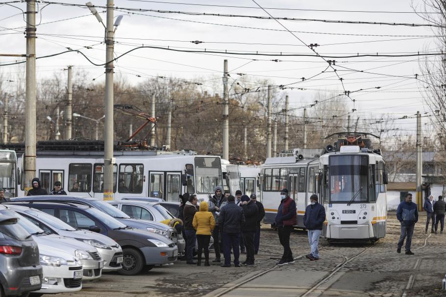 80% dintre angajaţii STB continuă greva. Petrariu: "Cei care conduc nu vin cu soluţii, ci incită oamenii". Lista compleată a revendicărilor 80% dintre angajaţii STB continuă greva. Petrariu: "Cei care conduc nu vin cu soluţii, ci incită oamenii". Lista compleată a revendicărilor