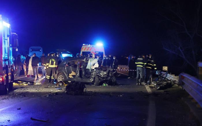 Cinci tineri au murit pe loc într-un Volkswagen Polo, după un accident frontal înfiorător, pe un drum din Italia
