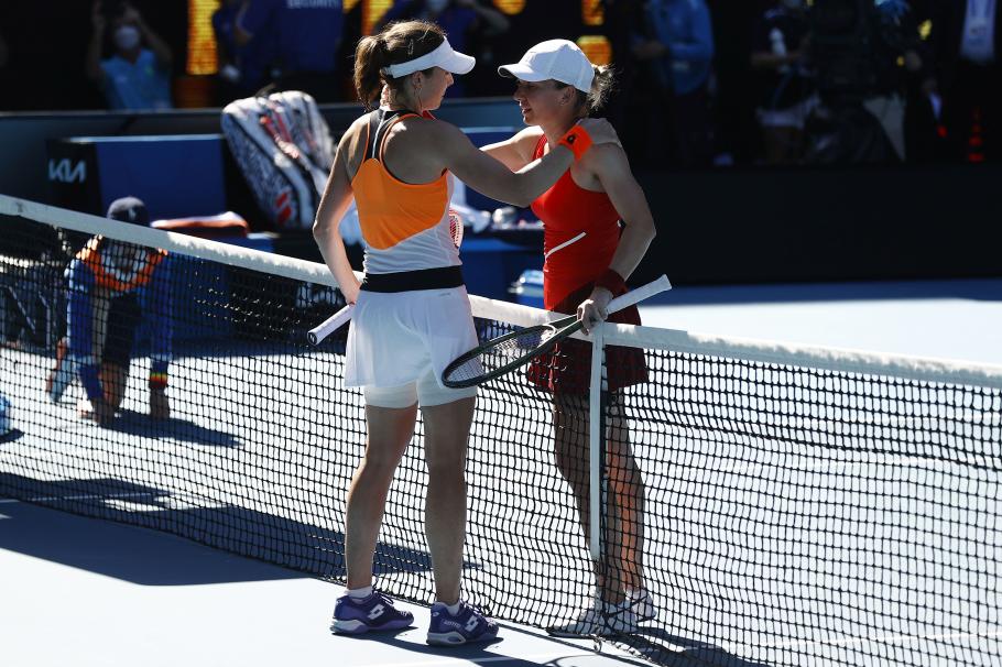 Alize Cornet o îmbrăţişează pe Simona Halep la finalul partidei din optimile de finală de la Australian Open Alize Cornet o îmbrăţişează pe Simona Halep la finalul partidei din optimile de finală de la Australian Open