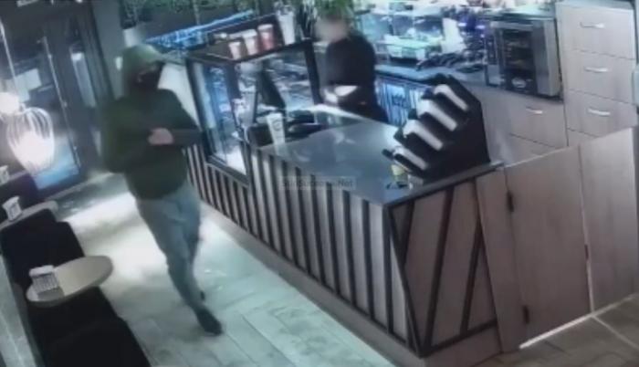 Jaf armat la o cafenea din Suceava. Un tânăr a amenințat vânzătoarea cu pistolul și a golit de bani casa de marcat