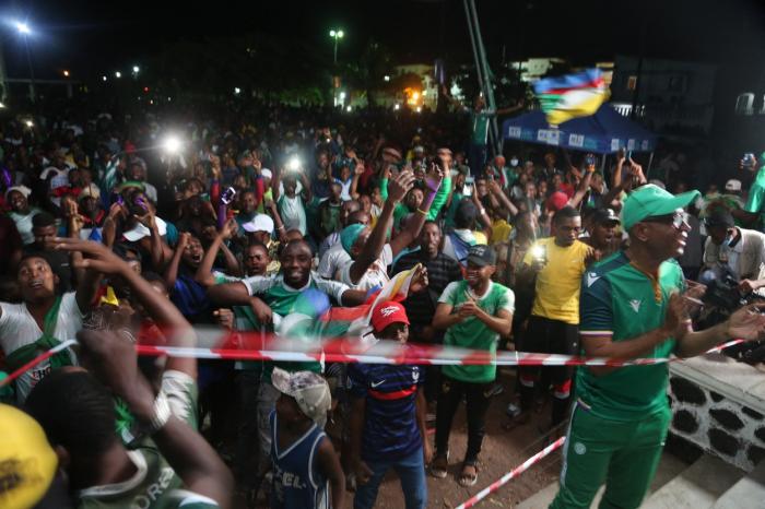 8 oameni au murit înainte de un meci de fotbal, după ce s-au călcat în picioare ca să intre pe stadion, în Africa. Printre victime şi un copil