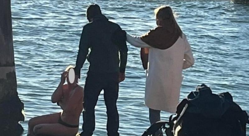 O turistă a fost obligată să părăsească Veneţia după ce a pozat topless pe un memorial dedicat unei partizane ucise în război