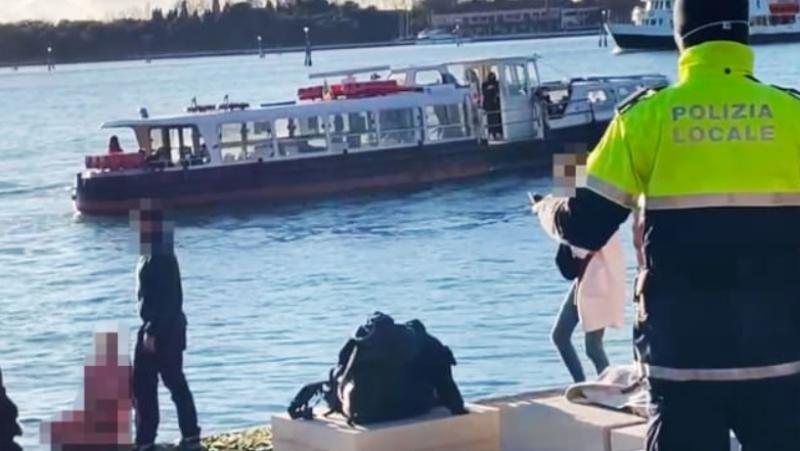 O turistă a fost obligată să părăsească Veneţia după ce a pozat topless pe un memorial dedicat unei partizane ucise în război