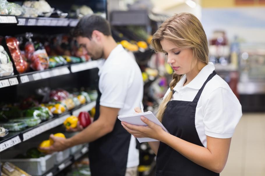 Ce salarii se câștigă în retail în România. Ce diferenţă de venit există între un casier şi un manager Doi lucrători într-un supermarket