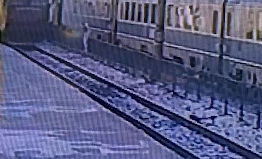 Medicii au reușit să-i reatașeze piciorul retezat fetei călcate de tren la Bacău. Intervenția chirurgicală a durat zece ore Medicii au reușit să-i reatașeze piciorul retezat fetei călcate de tren la Bacău. Intervenția chirurgicală a durat zece ore