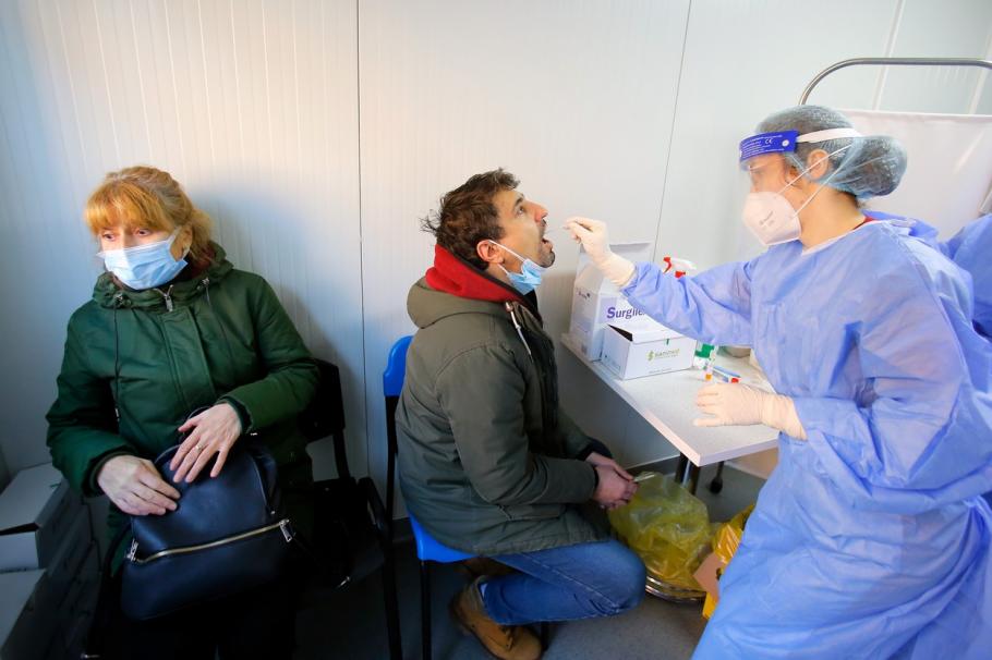 Ministrul Sănătăţii schimbă regulile: Centrele de testare Covid, deschise doar în weekend. "Toată lumea vrea să meargă gratis în vacanţă" Ministrul Sănătăţii schimbă regulile: Centrele de testare Covid, deschise doar în weekend. "Toată lumea vrea să meargă gratis în vacanţă"