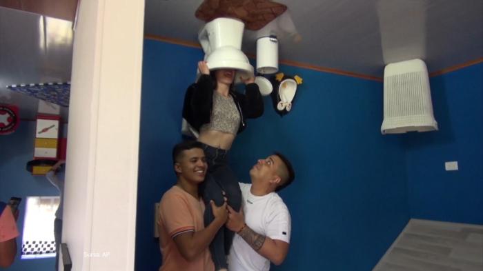 "Casa Nebună", noua atracţie turistică în Columbia. Mobila şi obiectele sanitare sunt fixate pe tavan
