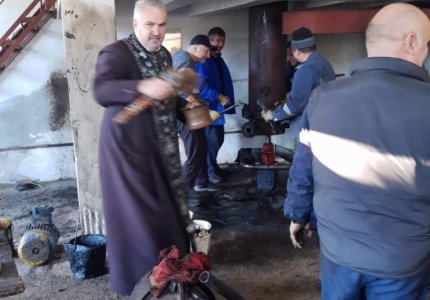 Un preot a sfințit instalațiile defecte ale uzinei termice din Motru. Localnicii nu au avut apă caldă și căldură de Revelion