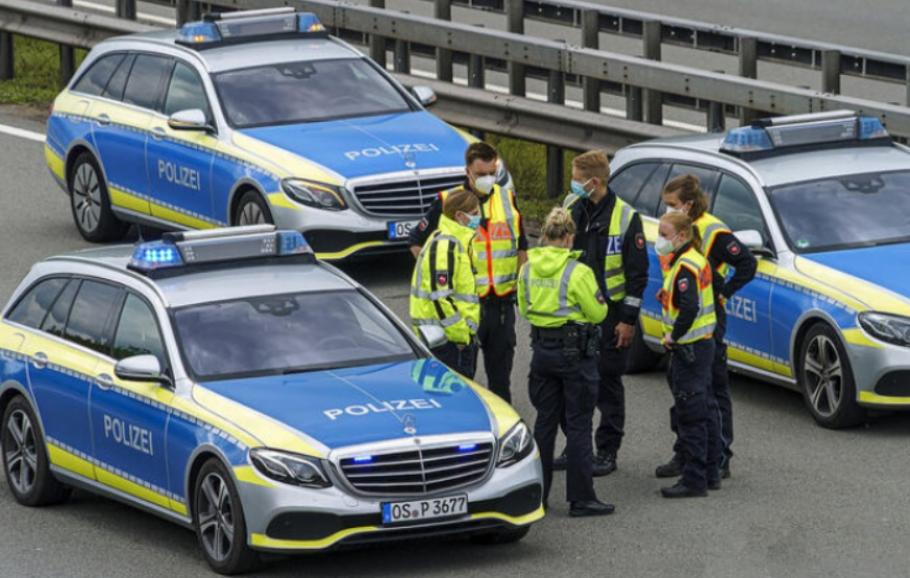 Doi români au început să împingă maşina pe o autostradă din Germania. Erau atât de beţi încât au crezut că poliţiştii vor să-i vaccineze cu forţa când le-au arătat etilotestul