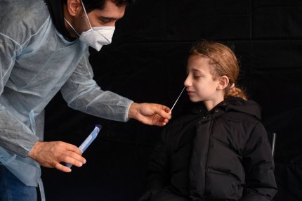 Izolarea a fost redusă la 7 zile pentru persoanele complet vaccinate care sunt depistate cu Covid în Franța