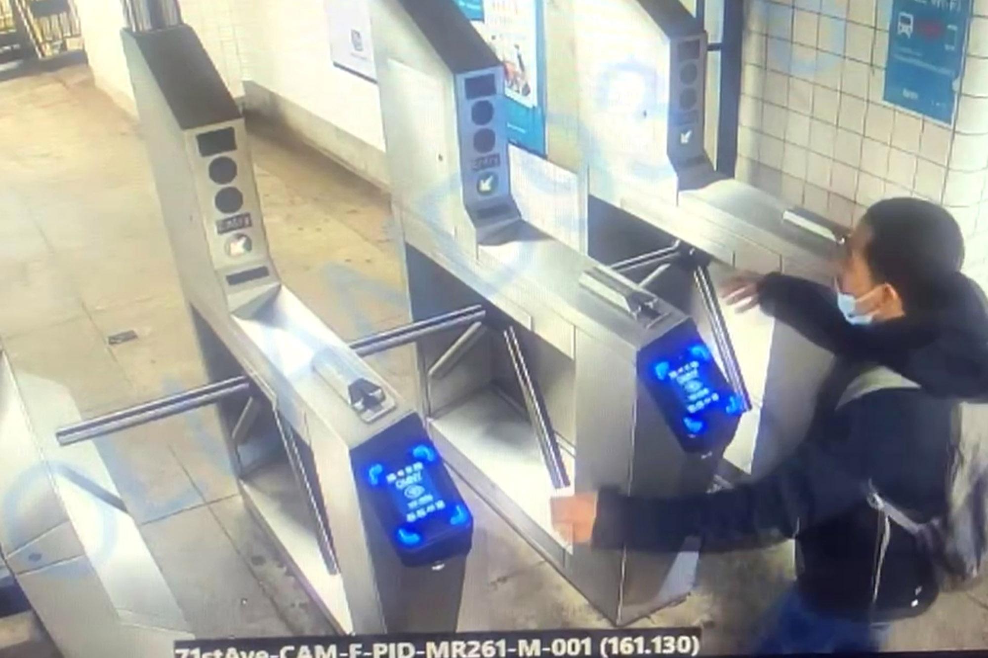 Un american a murit încercând să sară peste turnicheții de la metrou. Momentul tragediei a fost filmat