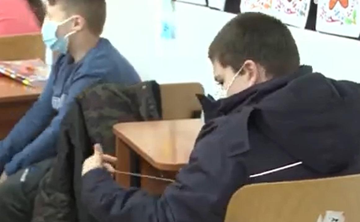 Elevii unei școli din Constanța stau la ore cu geci și mânuși. În clădirea recent modernizată, sistemul de termoficare nu mai funcționează