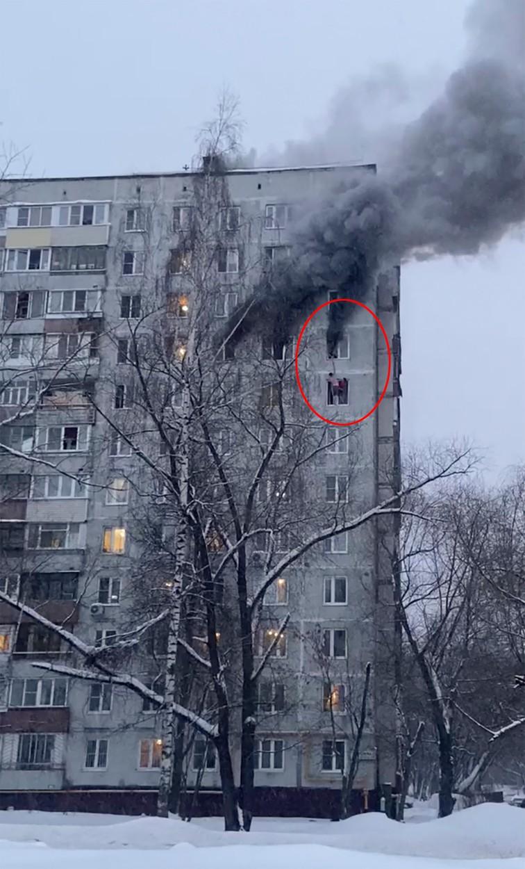 Momentul înfricoșător în care o fată de 18 ani este salvată de iubitul ei și un alt tânăr dintr-un apartament în flăcări, situat la etajul 9, în Moscova