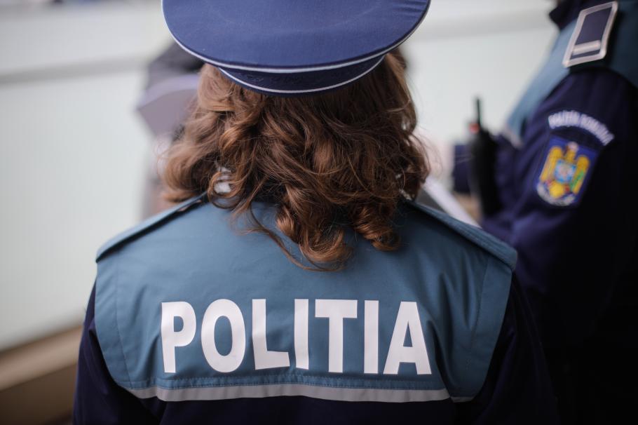O mamă și fiul ei au fost găsiți morți în casă, după ce fiica femeii a dat alarma