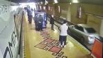 Șofer turc, cascador fără voie după ce a ajuns cu mașina pe șinele de tramvai. Derutați, călătorii din stație fac un pas în față să vadă mai bine