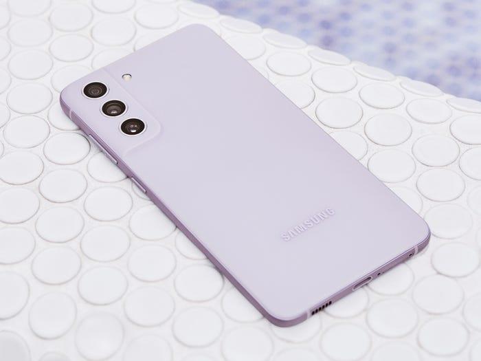 Samsung Galaxy S21 FE considerat a fi cel mai bun telefon Android din 2022 la un preţ mic