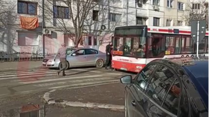 Un instructor auto din Vaslui, luat la bătaie în mijlocul străzii de un bărbat supărat că mama nu a mai vrut să-i dea bani pentru "păcănele" | VIDEO