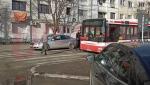 Un instructor auto din Vaslui, luat la bătaie în mijlocul străzii de un bărbat supărat că mama nu a mai vrut să-i dea bani pentru "păcănele" | VIDEO