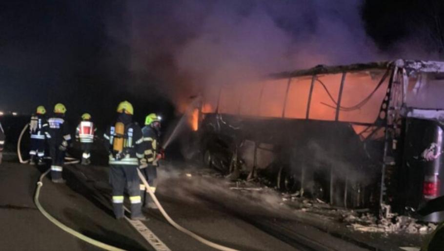 Un autocar cu 13 români, mistuit de flăcări pe o autostradă din Austria. A luat foc în mers şi a ars ca o torţă până la venirea pompierilor