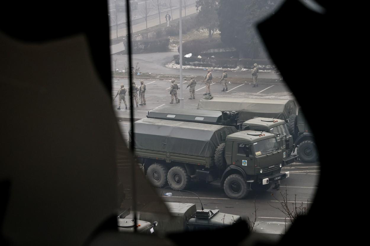 Armata a deschis focul asupra manifestanților în Kazahstan. Poliția spune că zeci de „atacatori” au fost eliminați