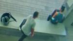 VIDEO. Aproape strangulată cu un şiret de un necunoscut. Luptă pe viaţă şi pe moarte într-o staţie de autobuz din SUA