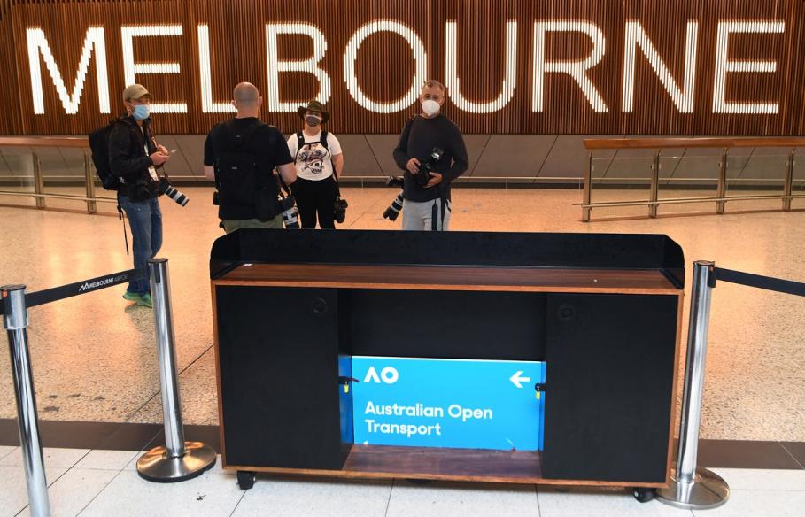 Membrii presei așteaptă sosirea jucătorilor de tenis la Melbourne, în Australia