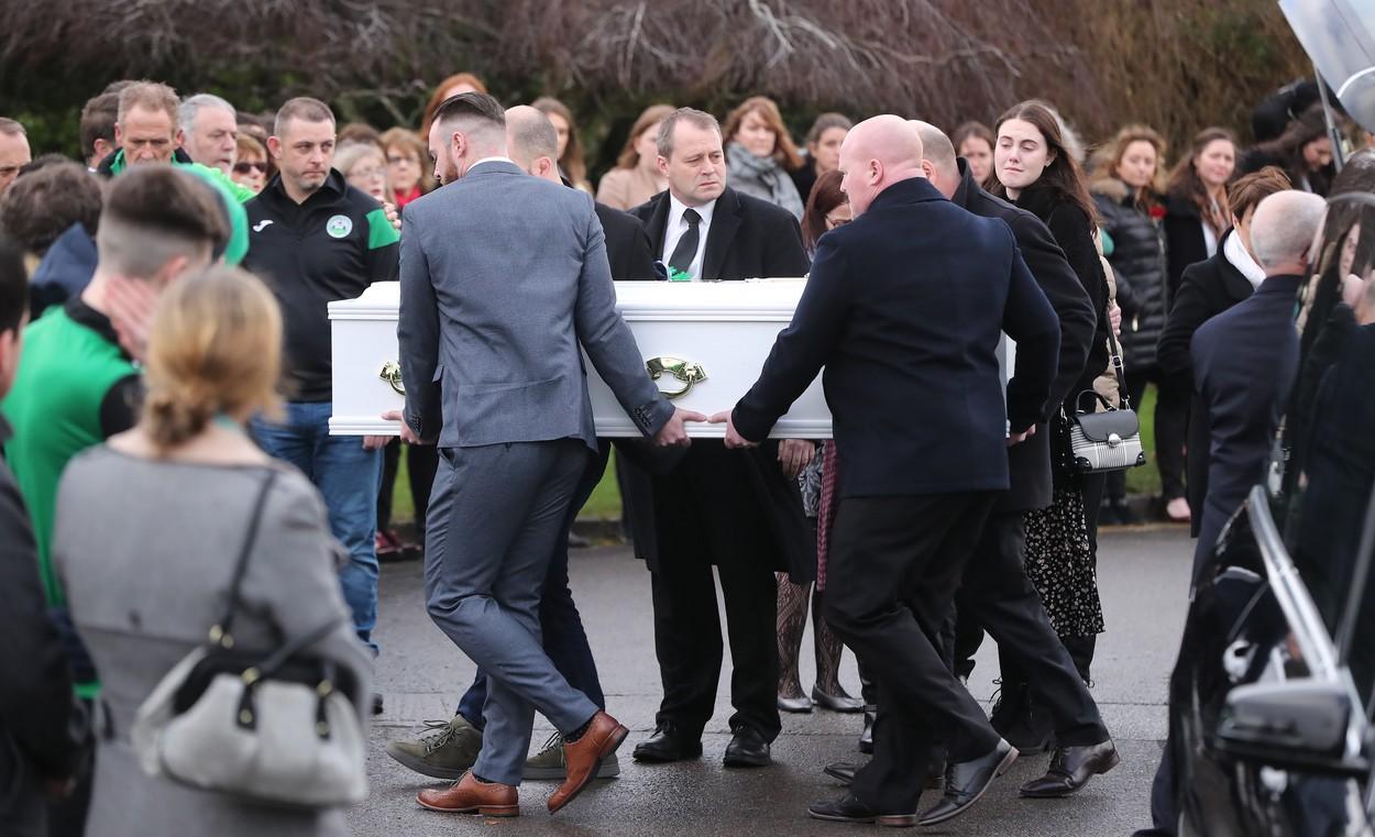 Imagini de la înmormântarea emoţionantă a celor trei copii