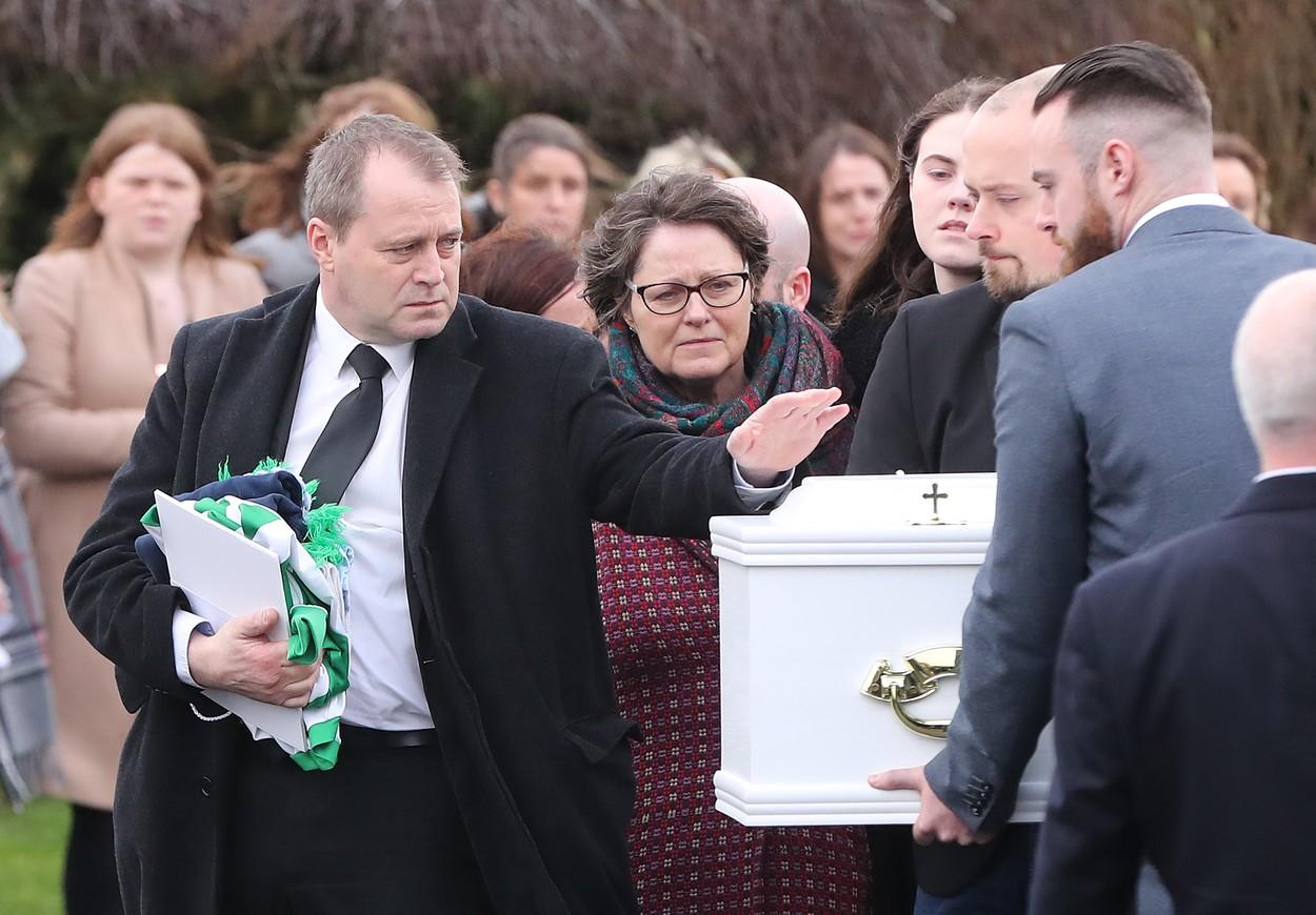 Imagini de la înmormântarea emoţionantă a celor trei copii